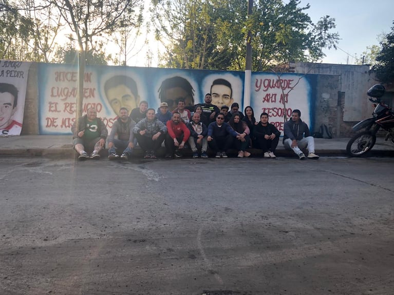 Vecinos recordaron a amigos fallecidos con un mural en B° San Nicolás