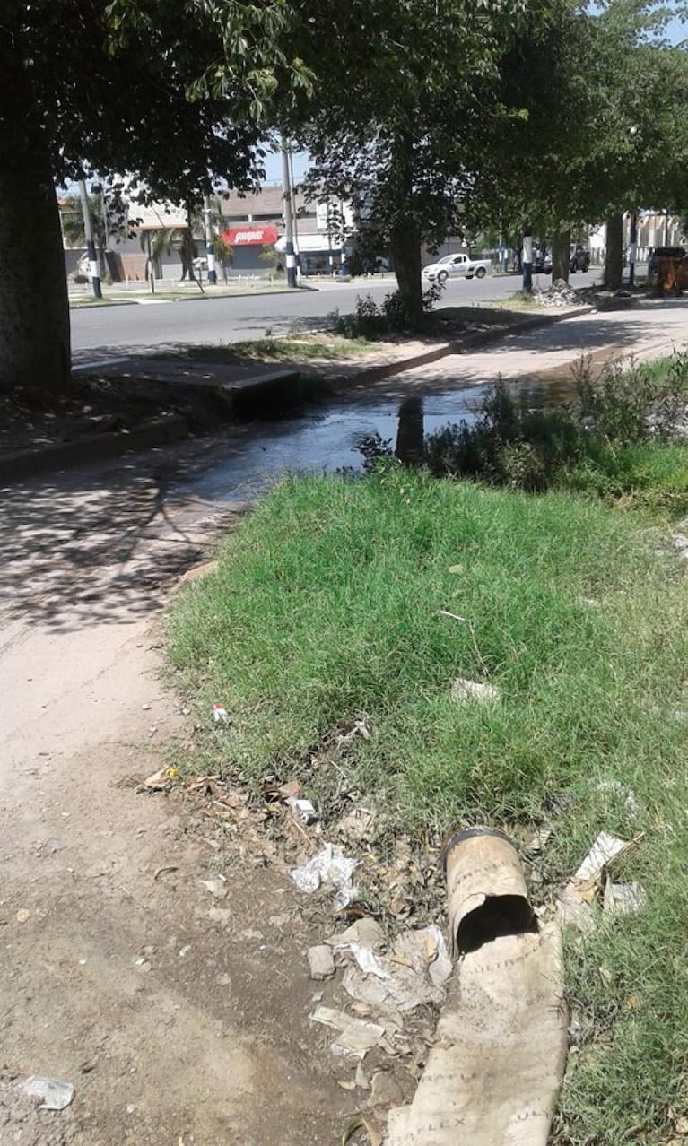 Vecinos se quejan por la mugre en una calle y en un canal