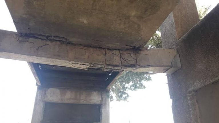 Vecinos temen que se desplome la escalera de su edificio en barrio SEP
