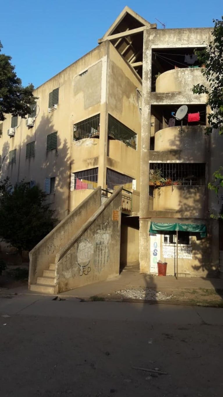 Vecinos temen que se desplome la escalera de su edificio en barrio SEP