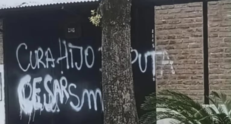 Vecinos vandalizaron la casa del cura donde ocurrió el accidente.