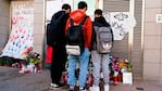 Vecinos y compañeros dejaron velas y flores en la puerta de la casa de las gemelas.