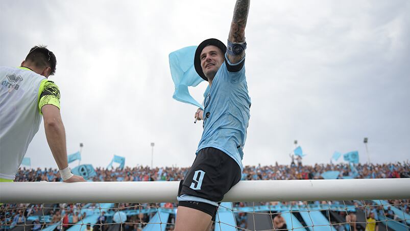 Vegetti en los festejos por el ascenso de Belgrano a Primera. Foto: Lucio Casalla / El Doce.