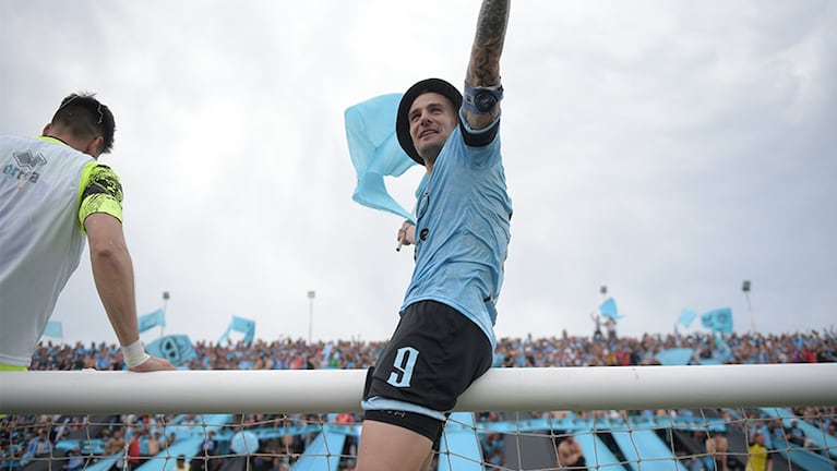 Vegetti en los festejos por el ascenso de Belgrano a Primera. Foto: Lucio Casalla / El Doce.