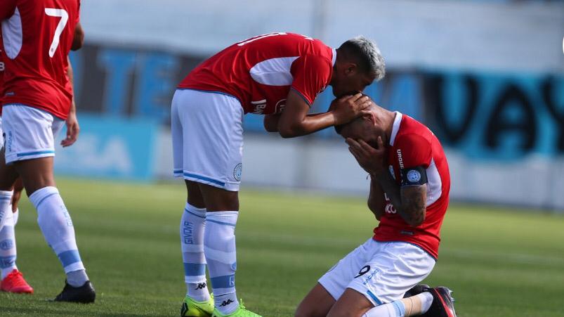 Vegetti marcó los dos goles del local.  