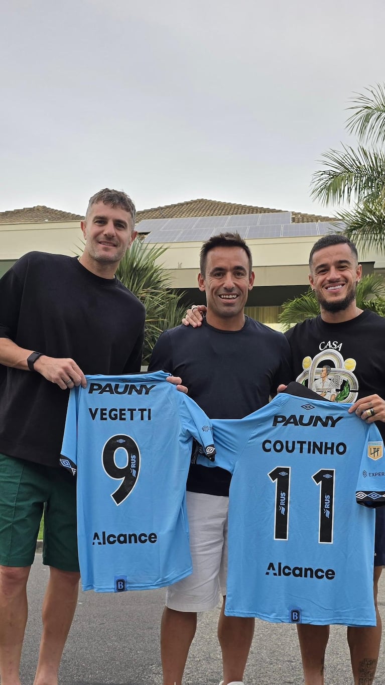Vegetti, Negri y Coutinho con las camisetas de Belgrano.
