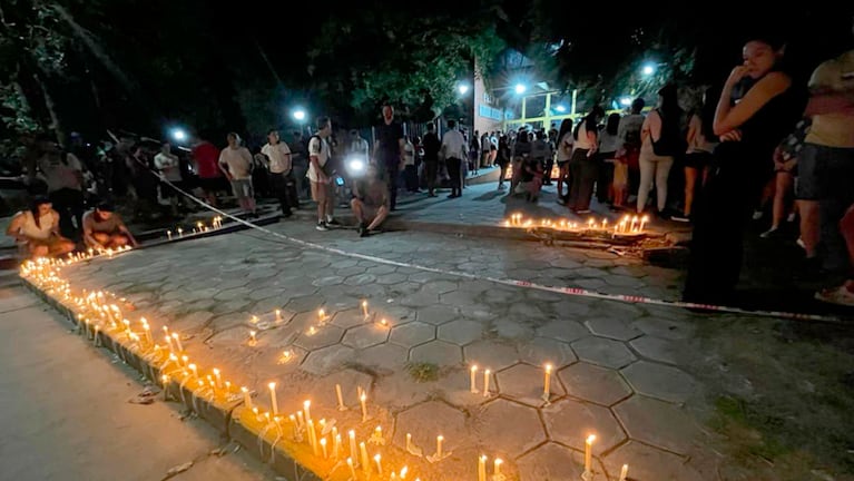 Velas y dolor frente a la escuela del horror en San Cristóbal.