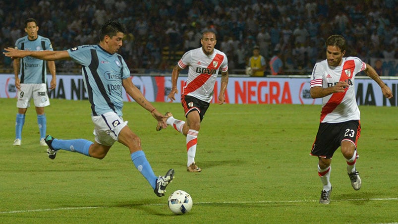 Velázquez definió perfecto ante Barovero para el 2-0 de Belgrano. Foto: Lucio Casalla / ElDoce.tv.