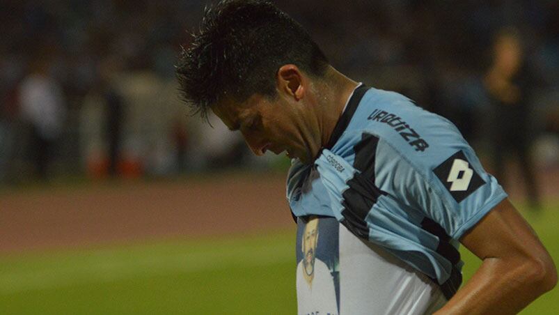 Velázquez definió perfecto ante Barovero para el 2-0 de Belgrano. Foto: Lucio Casalla / ElDoce.tv.