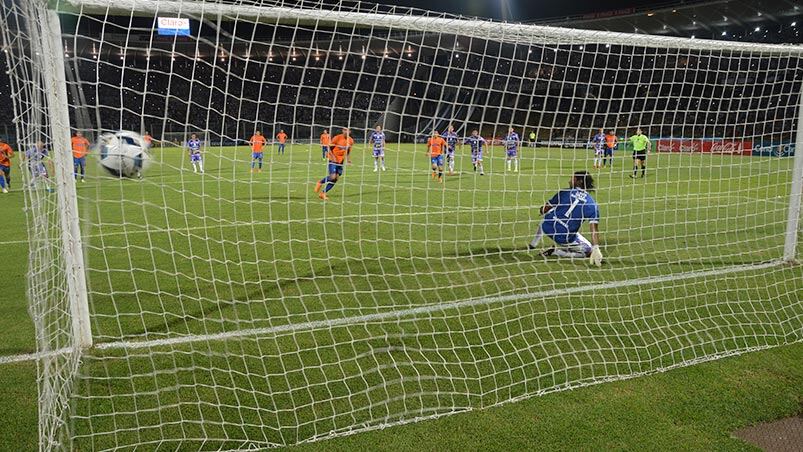 Velázquez puso el penal contra el palo para el 1-0. Foto: Lucio Casalla / ElDoce.tv.