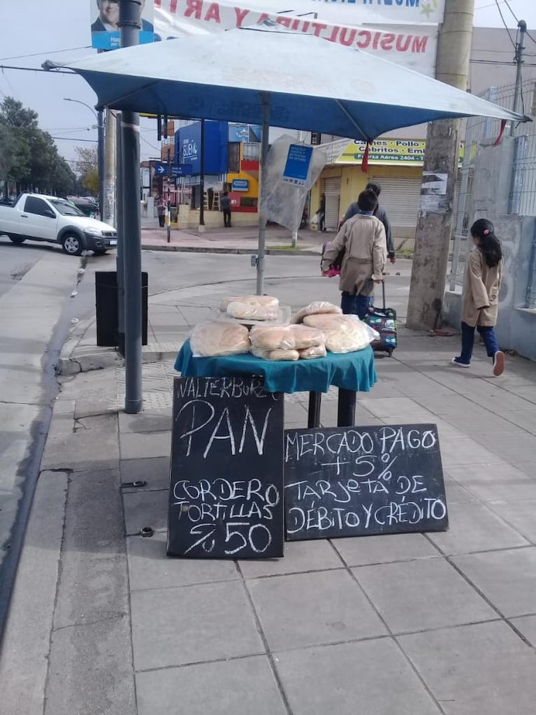 Vende pan casero en una esquina y acepta tarjeta