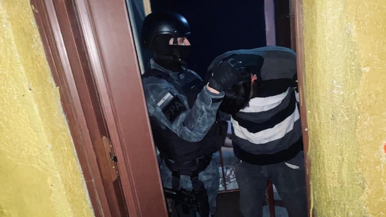 Vendía droga frente al predio de un torneo de fútbol y permitía el consumo en su casa: fue detenido