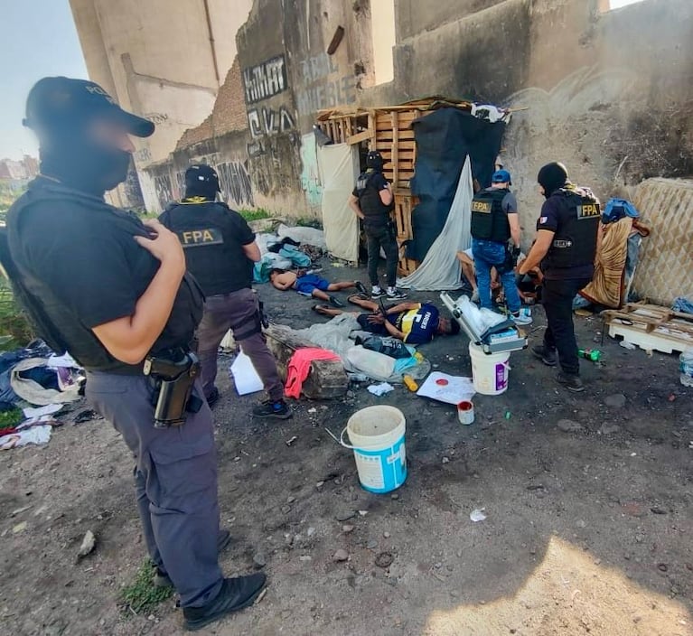 Vendían drogas en un asentamiento en pleno centro y quedaron detenidos.