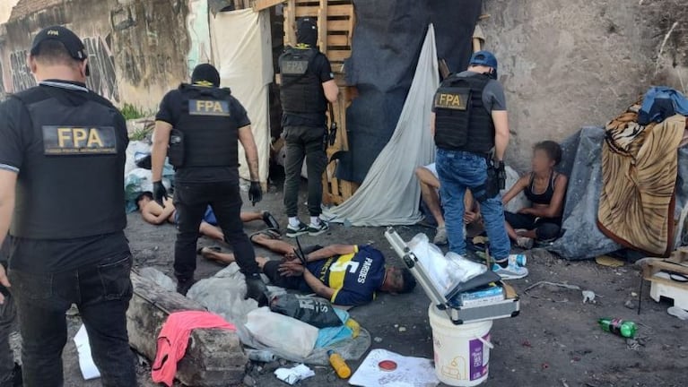 Vendían drogas en un asentamiento en pleno centro y quedaron detenidos.