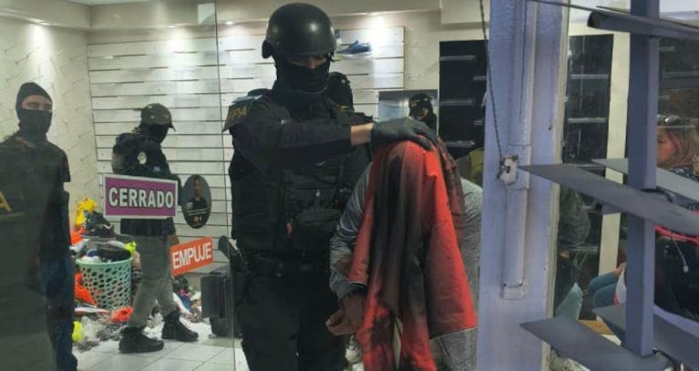 Vendían zapatillas en la peatonal de Córdoba, pero adentro escondían droga: tres detenidos