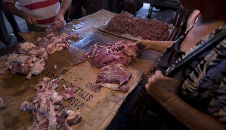 Venezolanos compran carne podrida por apagones eléctricos