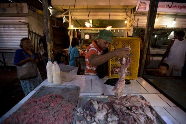 Venezolanos compran carne podrida por apagones eléctricos