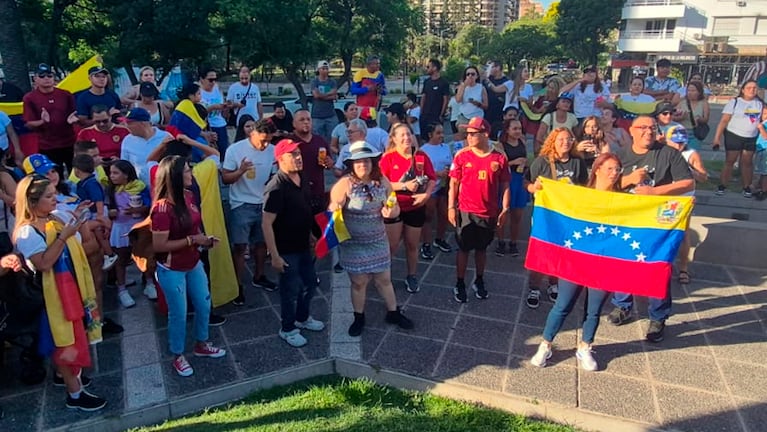 Venezolanos se concentraron en Plaza España en Córdoba para celebrar la captura de Maduro.
