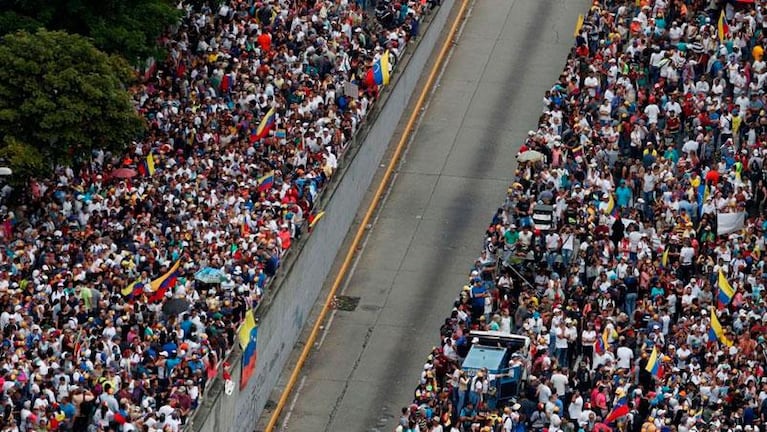 Venezuela: Guaidó se autoproclamó presidente y Maduro advirtió que “van al combate”