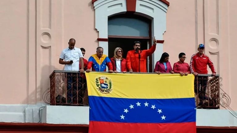 Venezuela: Guaidó se autoproclamó presidente y Maduro advirtió que “van al combate”