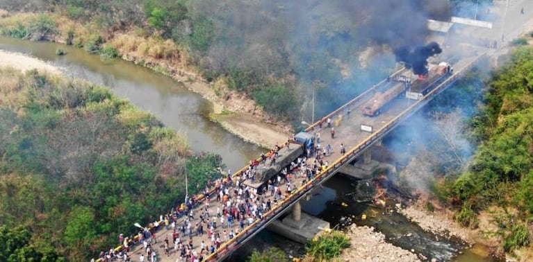 Venezuela: incendiaron tres camiones de ayuda humanitaria y denuncian al menos 4 muertos