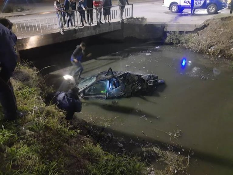 Venía a alta velocidad, perdió el control y cayó dentro de un canal