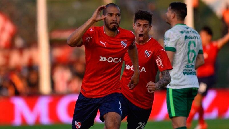 Vera festeja, Rigoni lo acompaña. El uruguayo y el cordobés son vitales para el Rojo.