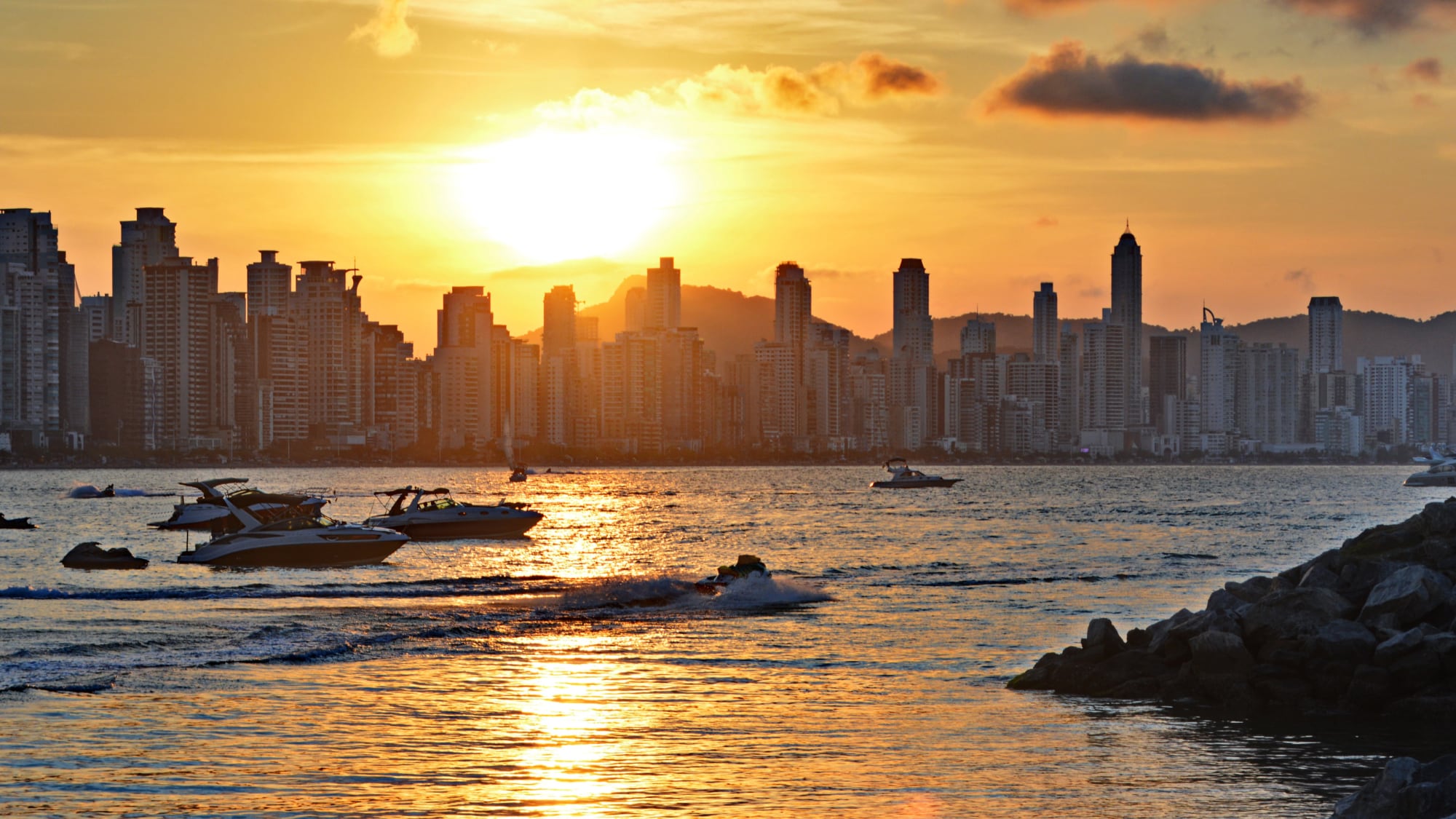 Verano 2025 a Brasil: desde dónde salen los vuelos chárter directos a Florianópolis (Turismo Camboriu)