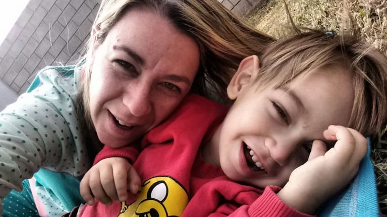 Vero y su hijito Santi, que murió de leucemia linfática aguda.