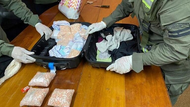 Viajaba en colectivo con más de 20 mil pastillas de éxtasis y 4 kilos de cocaína