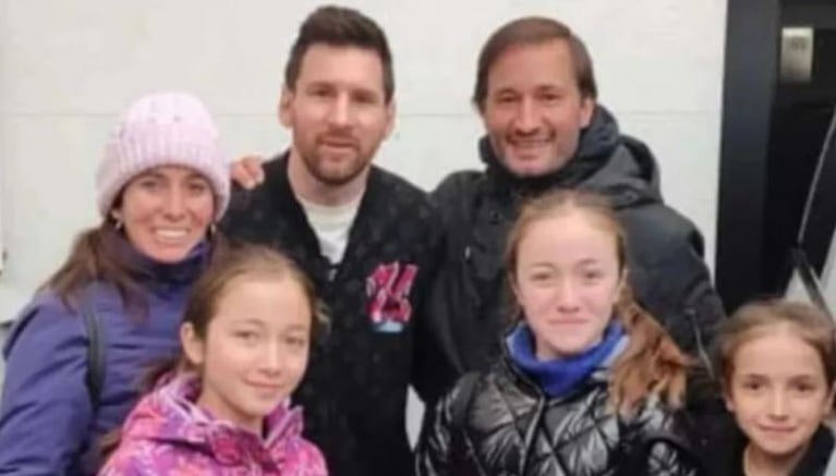 Viajó a París por sus 15, llamó la atención de Messi con un cartel  y consiguió el mejor regalo