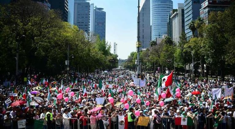 "Vibra México", la multitudinaria marcha contra Donald Trump
