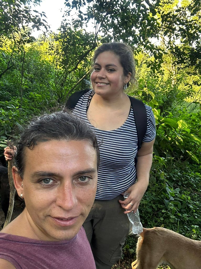 Vica Monteros con su hermana.