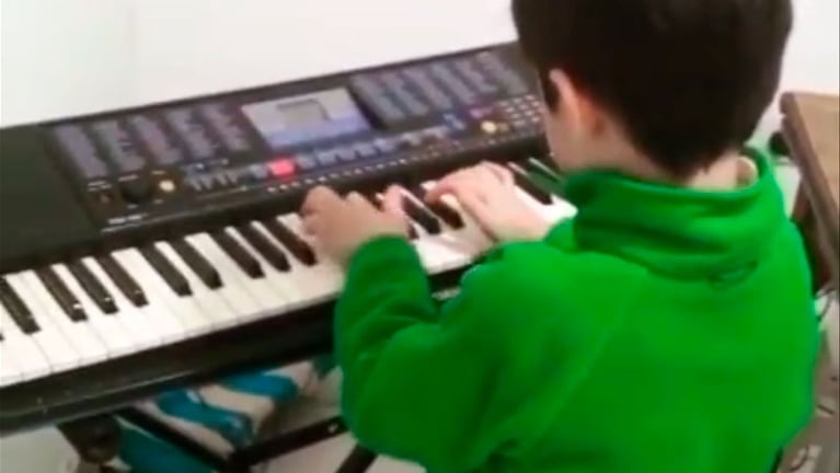 Vicente tiene 8 años y se divierte aprendiendo música.