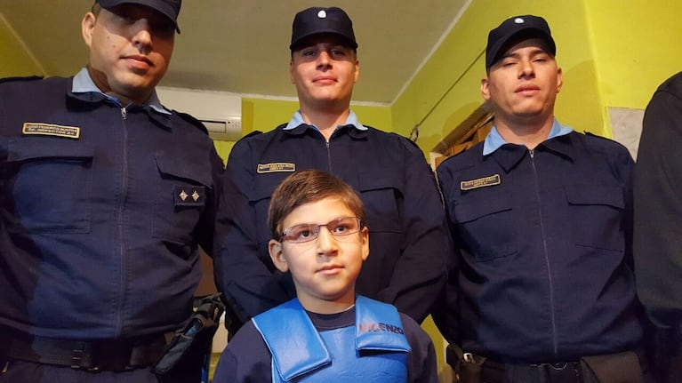 Vicenzo, sus nuevos lentes y sus amigos policías.