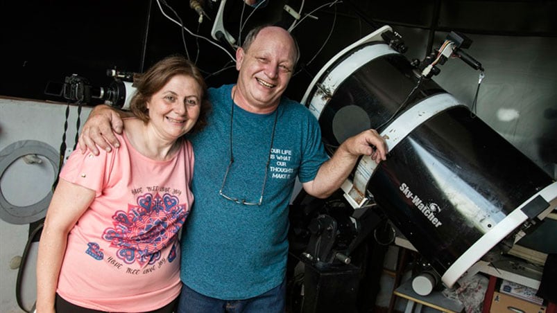 Victor Buso, su esposa y su equipo de observación astronómica.