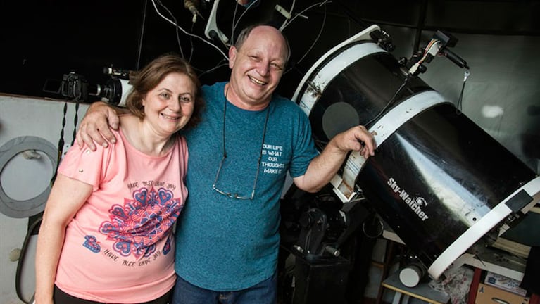 Victor Buso, su esposa y su equipo de observación astronómica.