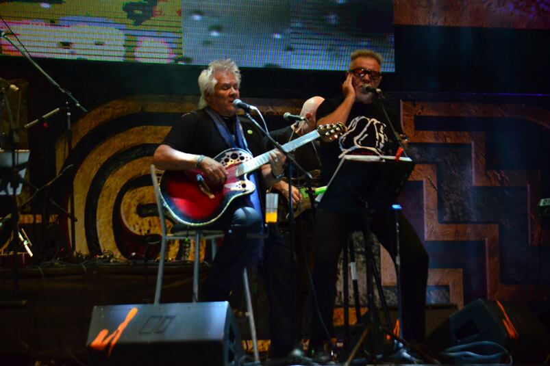 Víctor Heredia y León Gieco en el cierre de Cosquín 2017. Foto: Francesco Trombetta / ElDoce.tv.