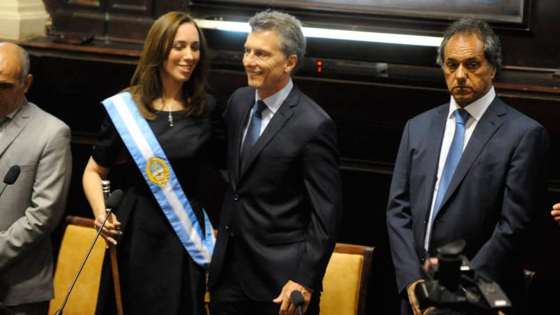 Vidal es saludada por Macri después del traspaso con Scioli. Foto: Clarín.