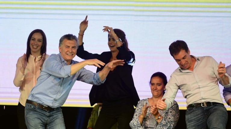 Vidal, Macri y Awada encabezaron el baile arriba del escenario.