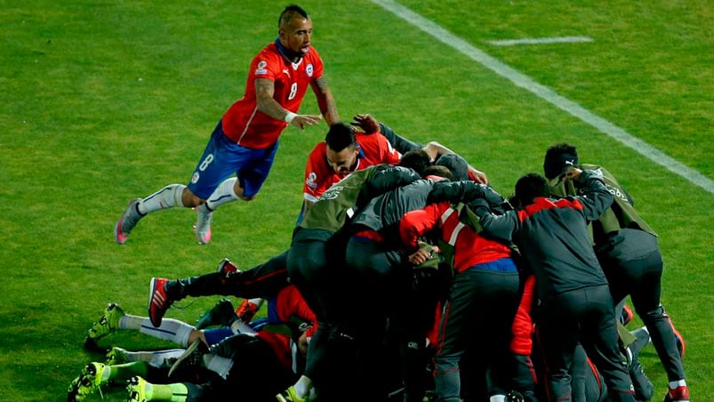 Vidal se tira de cabeza al festejo chileno. Foto: Copa América 2015.