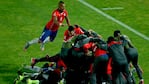 Vidal se tira de cabeza al festejo chileno. Foto: Copa América 2015.