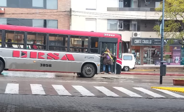 Video: adolescentes viajaron “enganchados” del colectivo en Córdoba