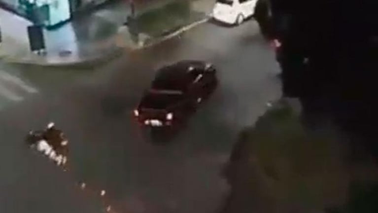 Video: chocó una moto, la arrastró por más de diez cuadras y huyó
