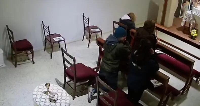 Video de insólito robo: le sacaron las pertenencias a una mujer mientras rezaba en una parroquia