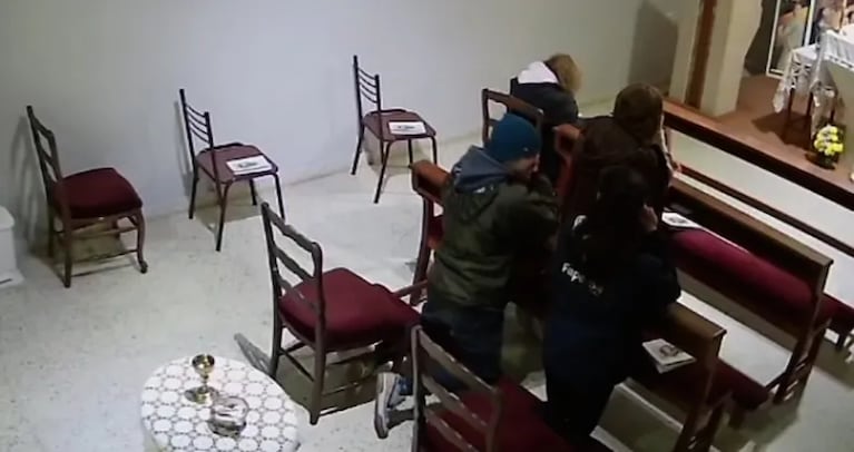 Video de insólito robo: le sacaron las pertenencias a una mujer mientras rezaba en una parroquia