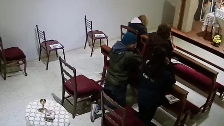 Video de insólito robo: le sacaron las pertenencias a una mujer mientras rezaba en una parroquia