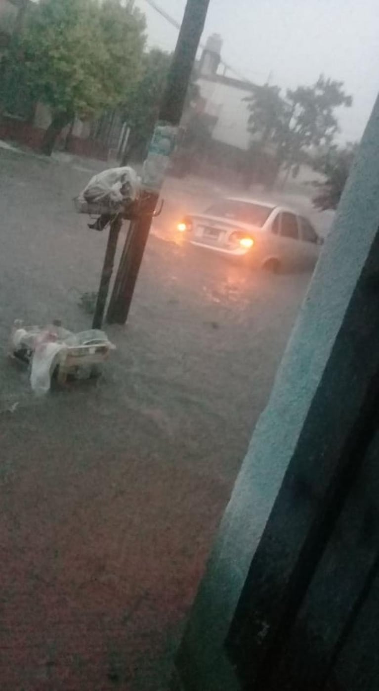 Video: dos autos quedaron atrapados por la fuerte lluvia que inundó las calles