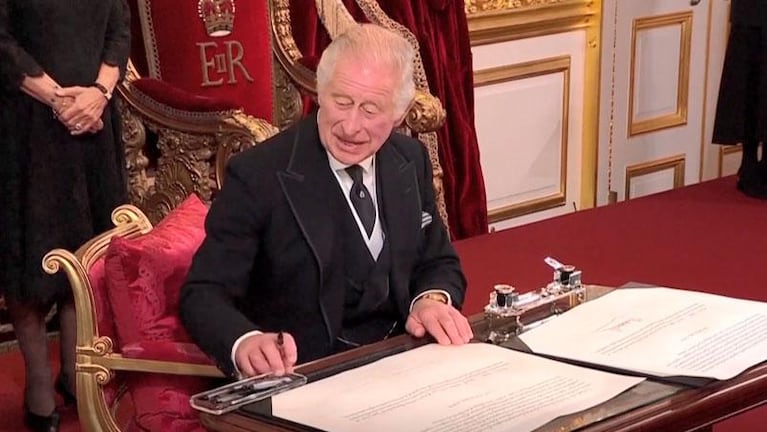 Video: el enojo del rey Carlos III con sus asistentes por una falla en la lapicera