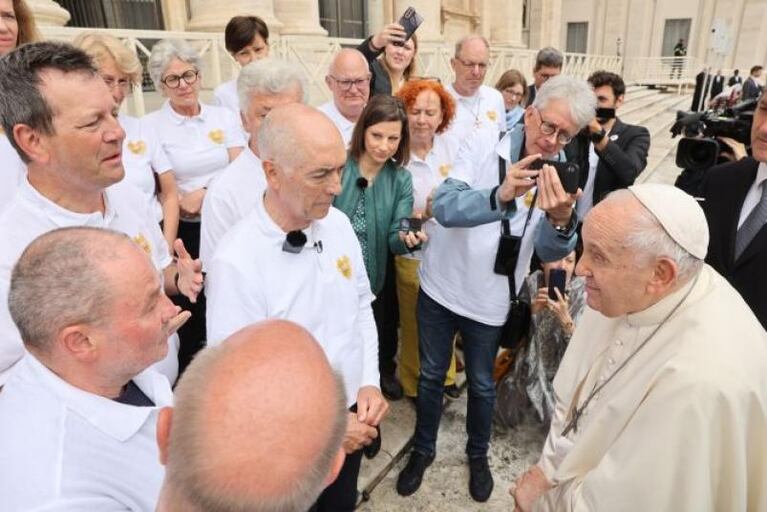 Video: el Papa interrumpió su audiencia semanal para atender una llamada